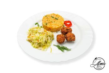 Pârjoluțe moldovenești cu pilaf de orez și salată de sfeclă roșie