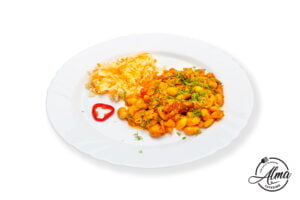 Iahnie de fasole cu carnati si salata de varza alba