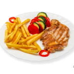 Ceafa la gratar cu cartofi pai si salata de rosii si castraveti