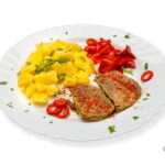 Pulpa de vita la cuptor cu cartofi natur si salata de gogosari in otet