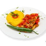 Saramura de salau cu mamaliguta si ardei iute