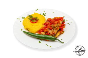 Saramura de salau cu mamaliguta si ardei iute