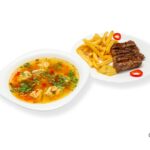 Ciorba_de_pui._mici_cu_cartofi_pai_si_mustar.